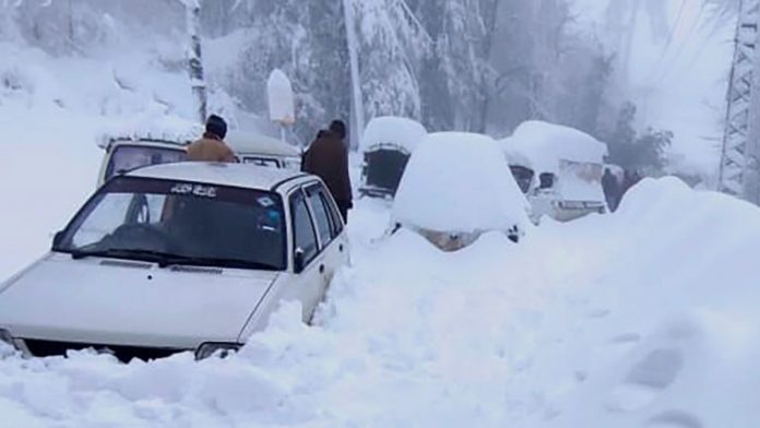 21 People Die from Heavy Snow in Murree, a Famous Tourist Place in Pakistan