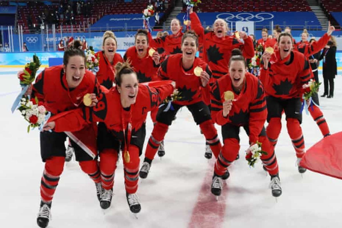 Canada beats the USA and wins gold in women's ice hockey thumbnail