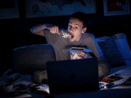 teenagers having late sleep schedule eat more and less active